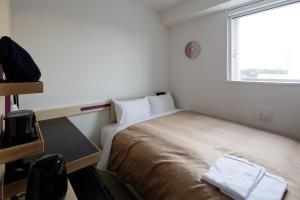 成田成田2 R51中心经济型酒店的一间小卧室,配有床和窗户