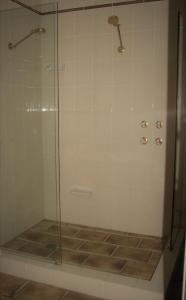 勒弗戴尔山顶乡村旅馆的浴室里设有玻璃门淋浴