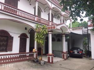 Yên BáiVân Anh Guesthouse的停在大楼前的汽车