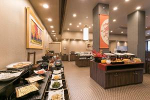 天理市GRANDVRIO HOTEL NARA -WAKURA- -ROUTE INN HOTELS-的包含多种不同食物的自助餐