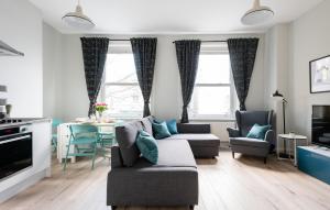 伦敦爱之行公寓的客厅配有沙发、椅子和桌子