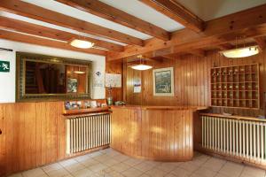 潘蒂科萨艾斯卡拉酒店的一间铺有木镶板的品酒室和一间酒吧