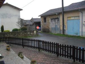 格拉讷河畔奥拉杜尔l'ancienne épicerie的街道前有房屋的围栏
