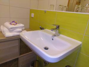 莱比锡Ilka´s kleine Harmonie的一间带水槽和台面毛巾的浴室