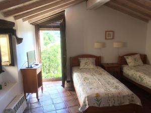 夸科斯德尤斯特坎塔拉纳斯住宿加早餐旅馆的一间卧室设有两张床和窗户。