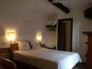 夸科斯德尤斯特坎塔拉纳斯住宿加早餐旅馆的一间卧室配有一张带两个灯的床铺