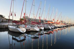 荷兹利亚拉斐尔公寓式酒店的一群帆船停靠在港口