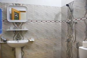 阿努拉德普勒Mother House的一间带水槽和镜子的浴室