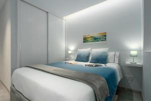 大加那利岛拉斯帕尔马斯Frontline with Blue Views的一间卧室配有一张带蓝色床单的大床