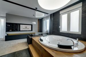 贝尔格莱德Black Pearl Luxury Suites的客房内的浴室设有大浴缸