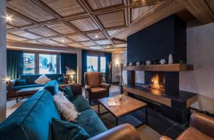 翁根Hotel Maya Caprice的客厅设有蓝色的沙发和壁炉