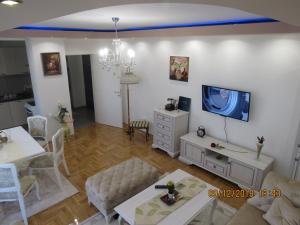 巴尼亚卢卡Apartman Tea 2的客厅配有沙发和墙上的电视