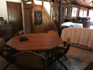 索德瓦纳湾Toad Tree Cabins的一张木桌和椅子,位于一个配有床的房间