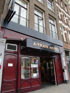 阿姆斯特丹A火车酒店的城市街道上的火车酒店的入口