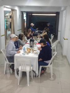 利马易姆佩里奥坦普Q旅馆的一群坐在餐桌旁吃饭的人