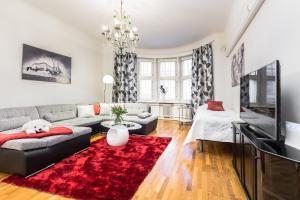 赫尔辛基Go欢乐之家公寓的带沙发和红色地毯的客厅