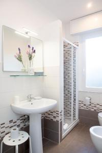 热那亚Affittacamere San Martino的白色的浴室设有水槽和卫生间。