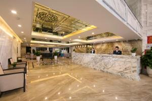 河内Sen Grand Hotel & Spa managed by Sen Group的大堂,带前台柜台的酒店