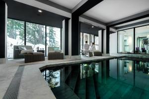 谷雪维尔斯沃里尔酒店的一座有背景人员的房屋内的游泳池