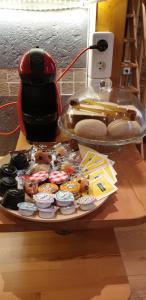 里昂歌剧小屋公寓的桌子,盘子上摆着甜甜圈和烤面包机