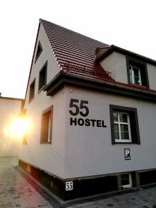 弗罗茨瓦夫Hostel 55 - darmowy parking的一座白色的建筑,上面有文字医院