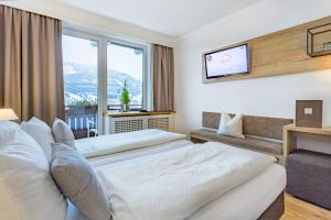 滨湖采尔西霍夫酒店的酒店客房设有两张床和窗户。
