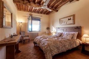 因普鲁内塔La Casa di Thea的一间卧室配有一张大床、一张桌子和一把椅子