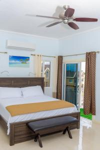 欧丘里欧Tropical Luxury Dreams的一间卧室配有一张床和吊扇