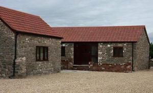 切普斯托Sedbury Farm Cottages的红屋顶砖砌的建筑