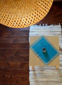 哈尔基岛House Galini的蓝色盒子,坐在木地板上