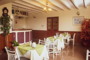 利马Hotel Internacional的餐厅配有桌椅和绿色的桌布