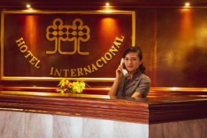 利马Hotel Internacional的酒吧里的一个女人在用手机说话