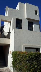 穆尔西亚Casa Patrick的白色的建筑,旁边设有阳台