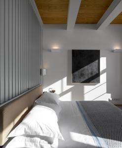 波尔图波尔图享受酒店的一间卧室配有带白色枕头的床