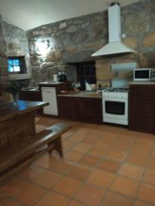 Casa da Costeira的厨房或小厨房