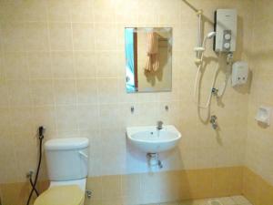 Simpang Ampat SemanggolSuria Apartment 1BEDROOM Bukit Merah的一间带卫生间和水槽的浴室