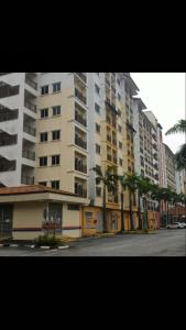 Simpang Ampat SemanggolSuria Apartment 1BEDROOM Bukit Merah的一条拥有高楼和棕榈树的城市街道