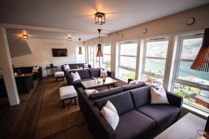 盖郎厄尔峡湾格兰德峡湾酒店的带沙发和桌子的客厅以及窗户。