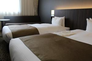 仙北角馆民宿酒店的酒店客房设有两张床和窗户。