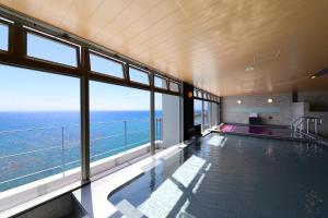 北谷町冲绳坎帕纳船舶酒店的享有海景的室内游泳池