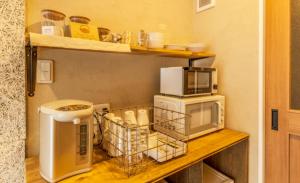 高山一杯茶旅馆的厨房配有微波炉和烤箱