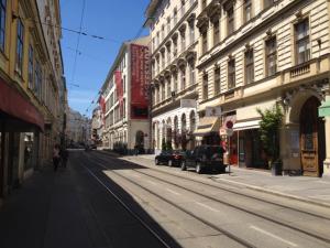 维也纳公寓酒店的城市中一条空荡荡的街道,有建筑