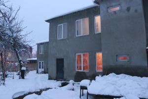 梅斯蒂亚Inga Jafaridze Guesthouse Pele的前面有雪的房子
