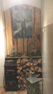 霍恩贝格施特森酒店的墙上挂着一幅鹿和一堆木料的画
