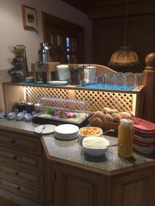 霍恩贝格施特森酒店的盘子和食物的厨房台面