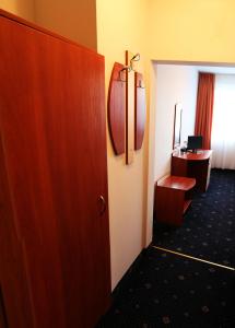上奥里亚霍维察拉沃维特酒店的通往酒店客房的门,房间配有书桌
