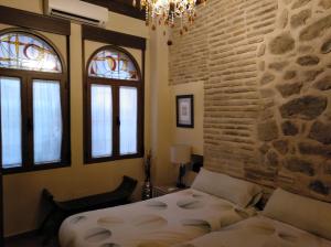托莱多拉卡萨德尔公寓的一间卧室设有一张床和两个窗户。