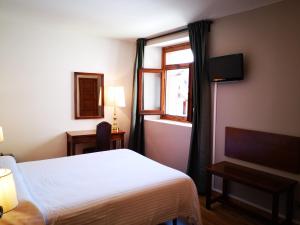 奥尔迪诺圣巴巴拉德拉瓦尔德奥尔迪诺酒店的酒店客房设有床和窗户。