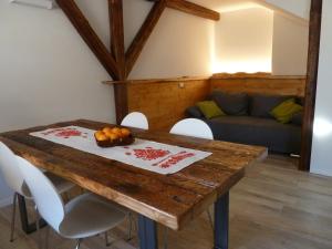 卡拉诺Casa Lassù的客厅配有一张木桌和沙发