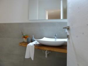 卡拉诺Casa Lassù的浴室设有白色水槽和镜子